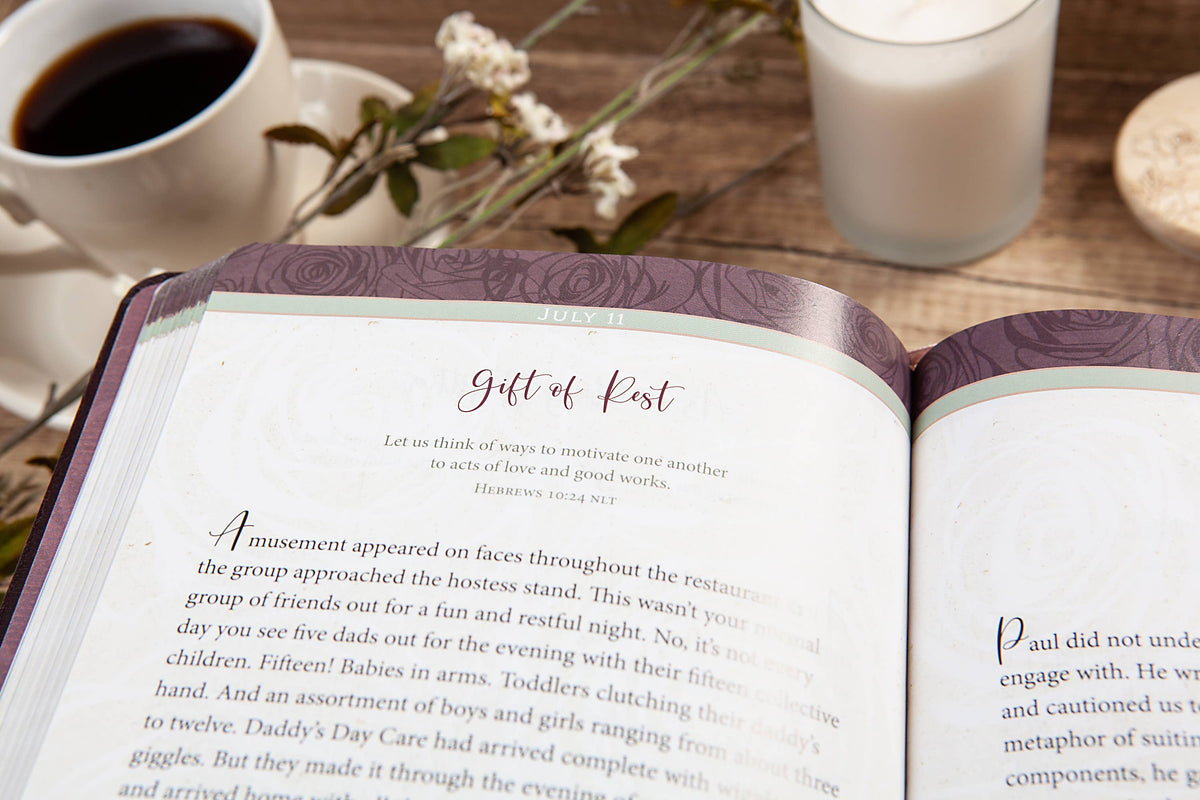 Daily Strength for Women (Devotional, Christmas Gift Ideas)