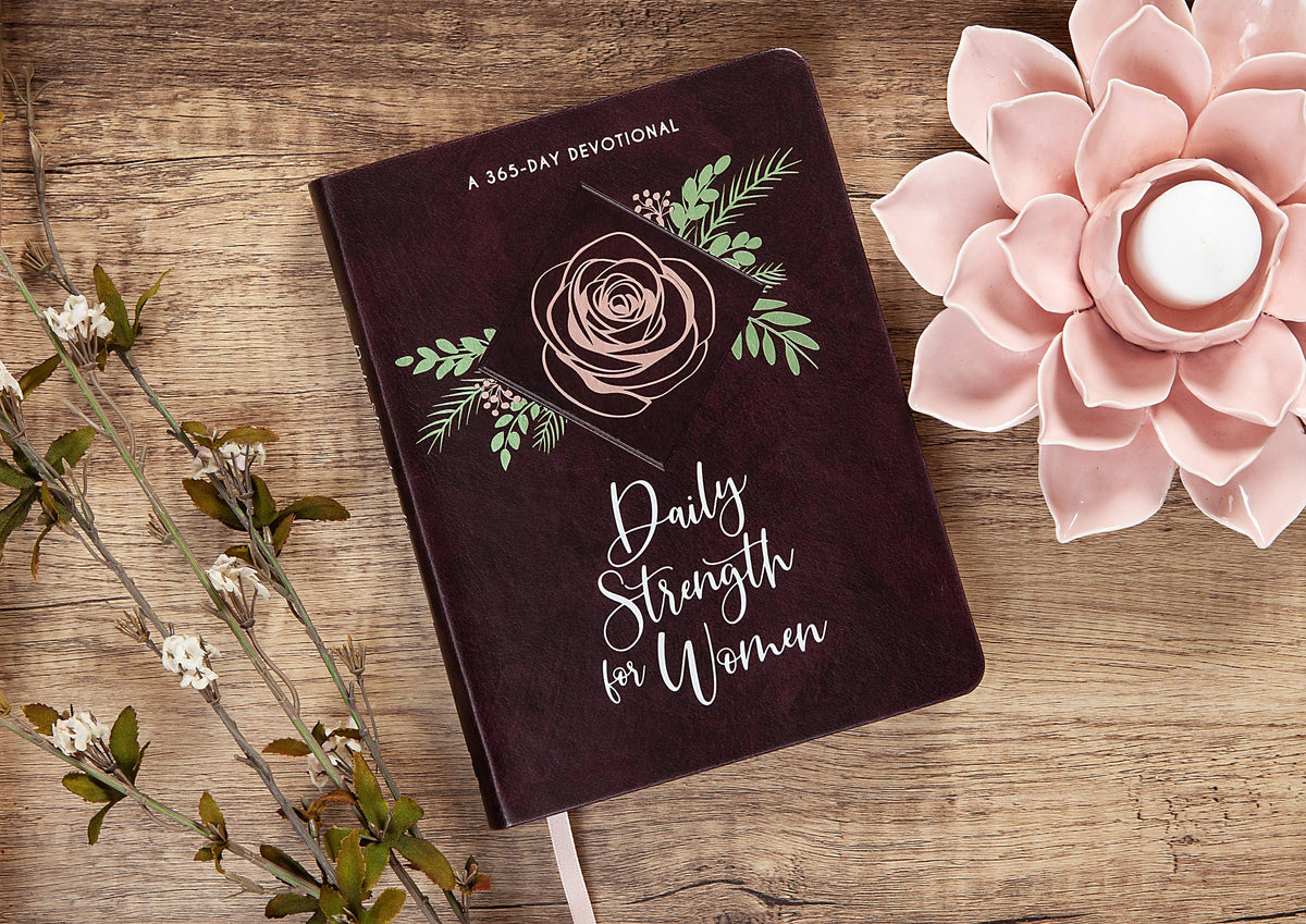 Daily Strength for Women (Devotional, Christmas Gift Ideas)